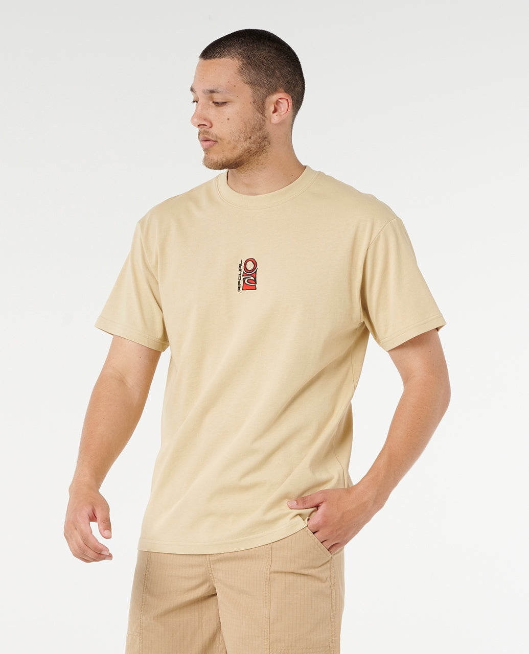 SEARCH STACK EMBROID T - khaki sand חולצה קצרה לגברים