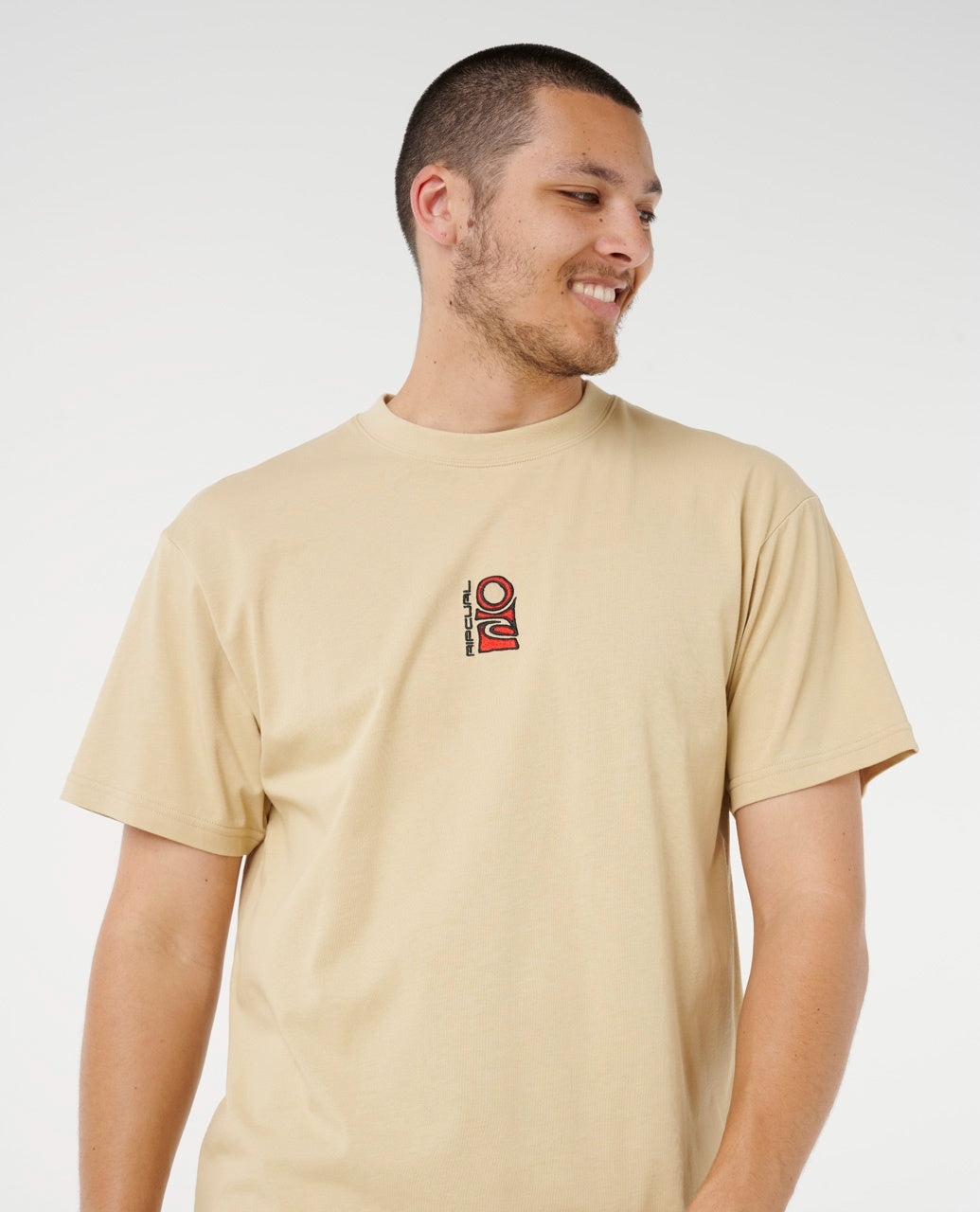 SEARCH STACK EMBROID T - khaki sand חולצה קצרה לגברים