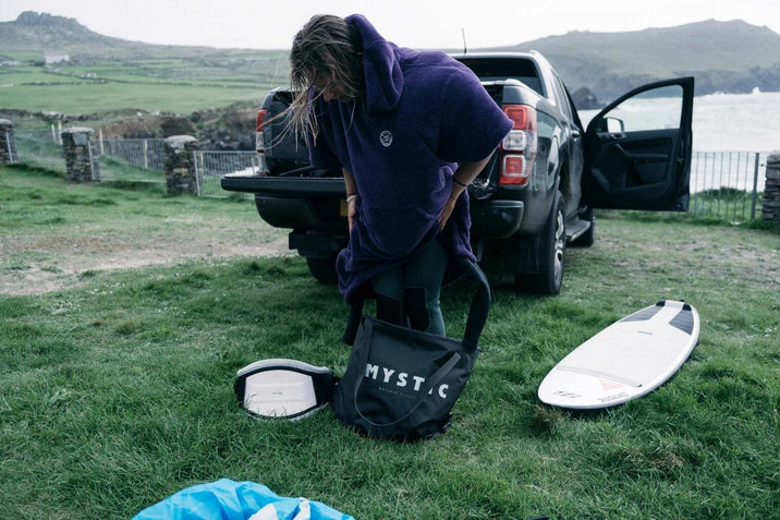 Mystic HAPPY HOUR WETSUIT CHANGING BUCKET תיק עמיד ונוח לכל הצרכים שלכם
